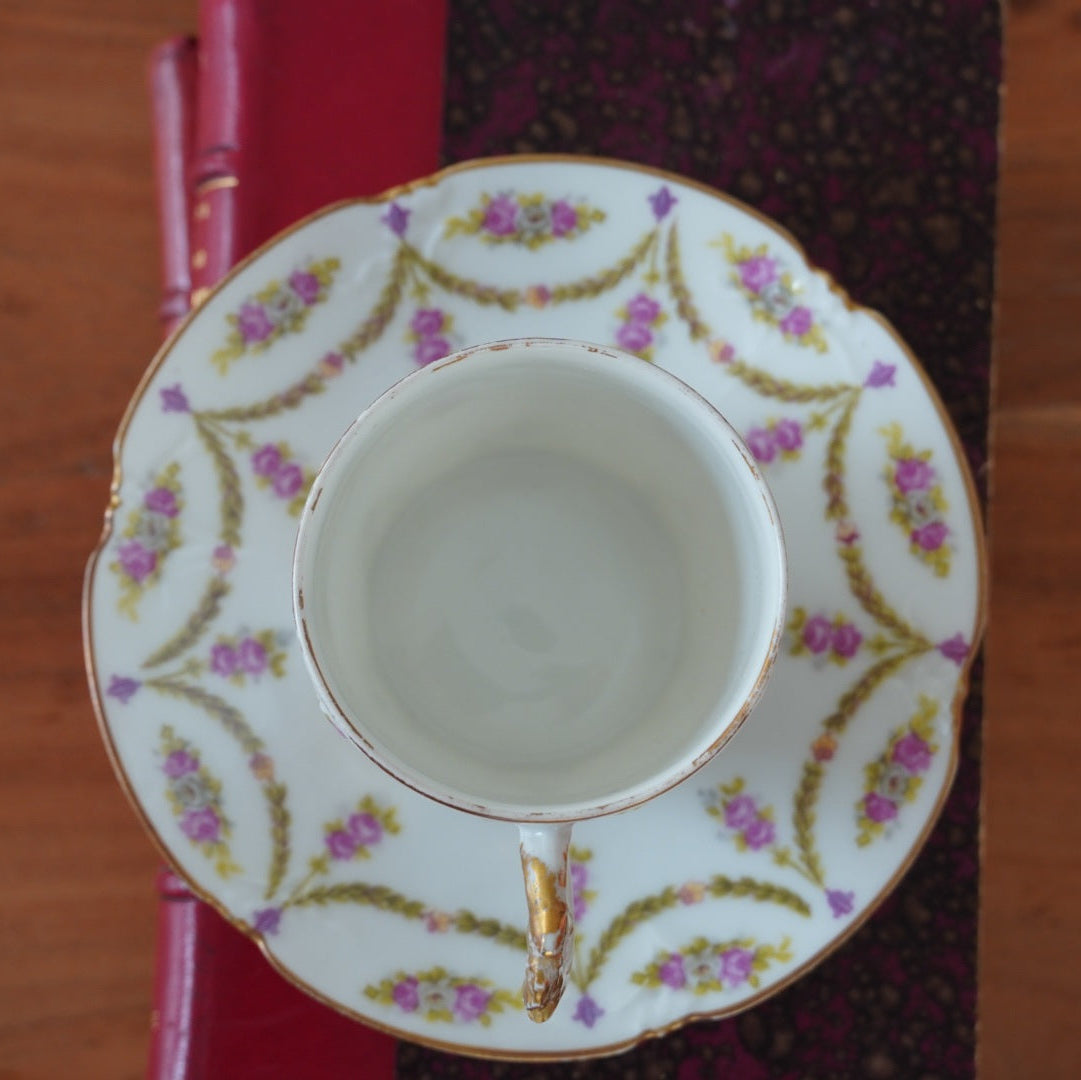 Petite tasse "Belline" en porcelaine fleurie et dorée de Limoges Plainemaison Frères début 20ème siècle (rare)