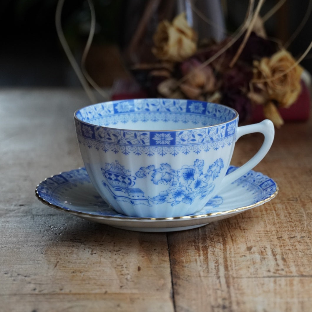 Grande tasse "Kunigunde" en porcelaine allemande aux motifs orientaux bleutés et dorés Seltmann Weiden modèle China Blau