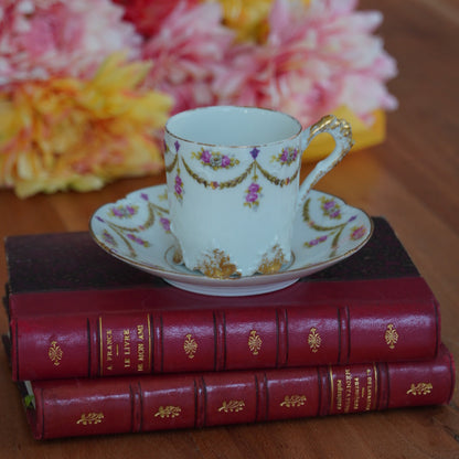 Petite tasse "Belline" en porcelaine fleurie et dorée de Limoges Plainemaison Frères début 20ème siècle (rare)