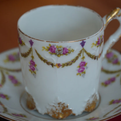 Petite tasse "Belline" en porcelaine fleurie et dorée de Limoges Plainemaison Frères début 20ème siècle (rare)
