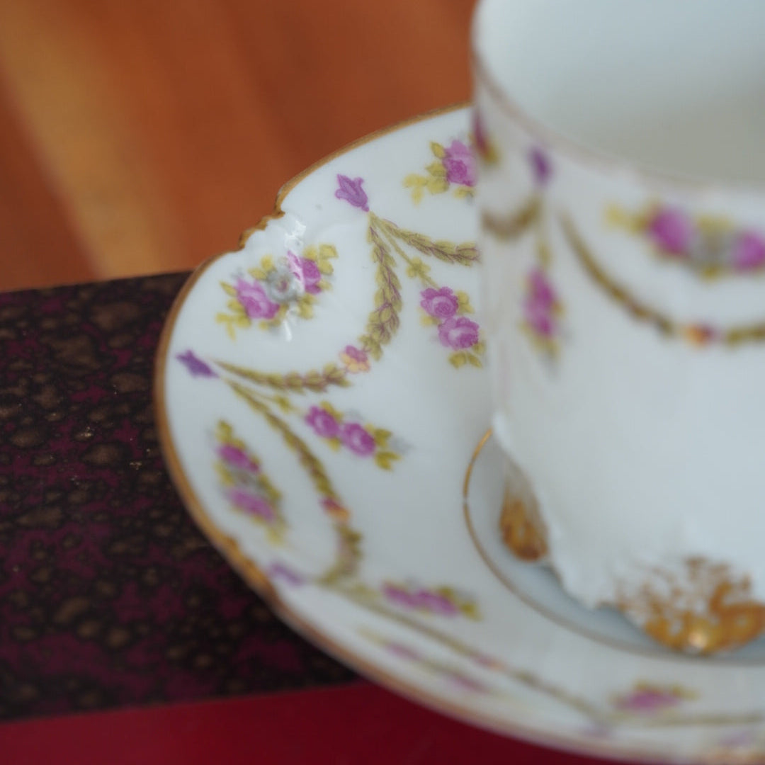 Petite tasse "Belline" en porcelaine fleurie et dorée de Limoges Plainemaison Frères début 20ème siècle (rare)