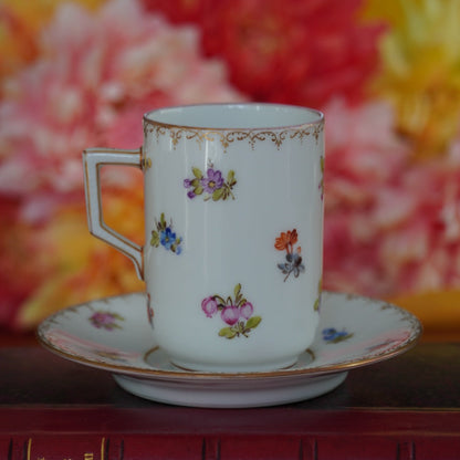 Petite tasse "Mathild" en hauteur en porcelaine fleurie et dorée allemande de Dresden