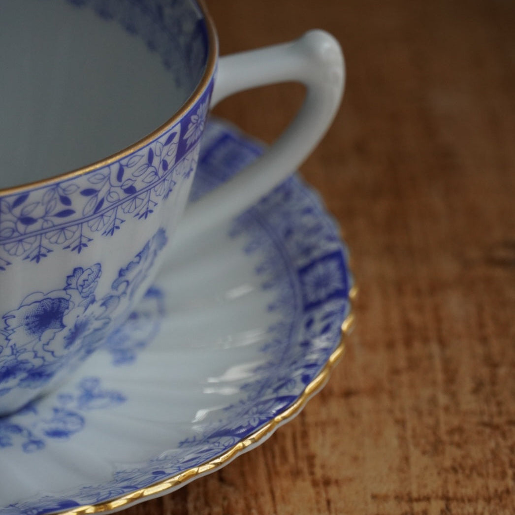 Grande tasse "Kunigunde" en porcelaine allemande aux motifs orientaux bleutés et dorés Seltmann Weiden modèle China Blau