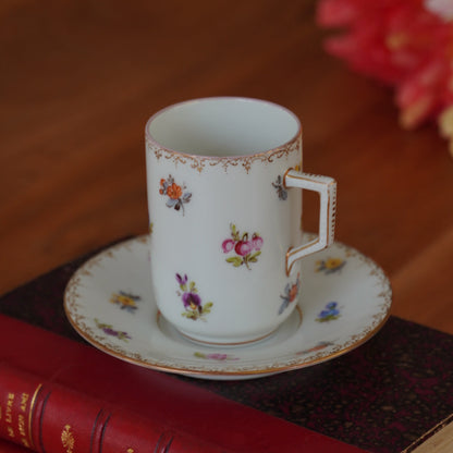 Petite tasse "Mathild" en hauteur en porcelaine fleurie et dorée allemande de Dresden