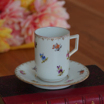 Petite tasse "Mathild" en hauteur en porcelaine fleurie et dorée allemande de Dresden