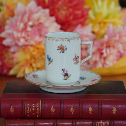 Petite tasse "Mathild" en hauteur en porcelaine fleurie et dorée allemande de Dresden