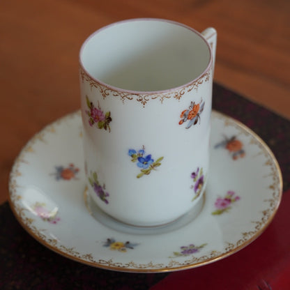 Petite tasse "Mathild" en hauteur en porcelaine fleurie et dorée allemande de Dresden