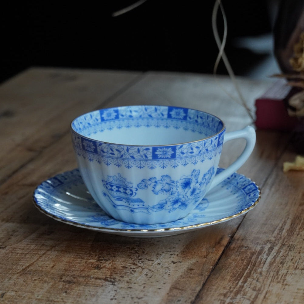 Grande tasse "Kunigunde" en porcelaine allemande aux motifs orientaux bleutés et dorés Seltmann Weiden modèle China Blau
