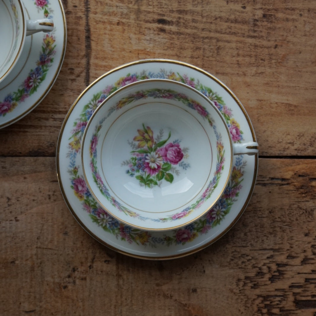 Tête-à-tête de tasses "Secondine" en porcelaine française aux motifs bleutés peints à la main à Chantilly