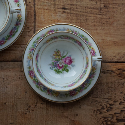 Tête-à-tête de tasses "Secondine" en porcelaine française aux motifs bleutés peints à la main à Chantilly