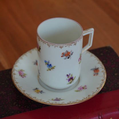 Petite tasse "Mathild" en hauteur en porcelaine fleurie et dorée allemande de Dresden