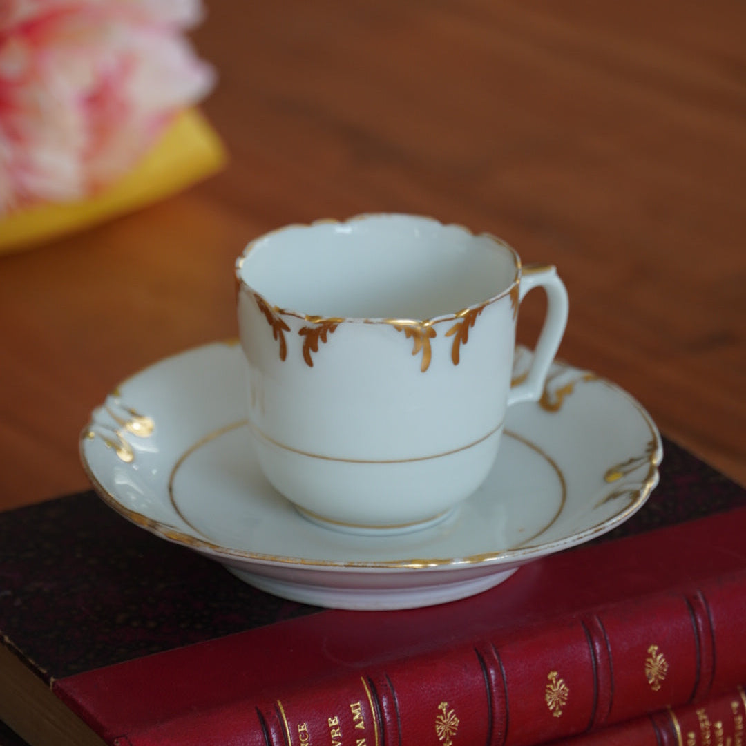 Petite tasse "Anicée" en porcelaine de Paris dorée H.Vignier Fabt 19ième siècle (rare)