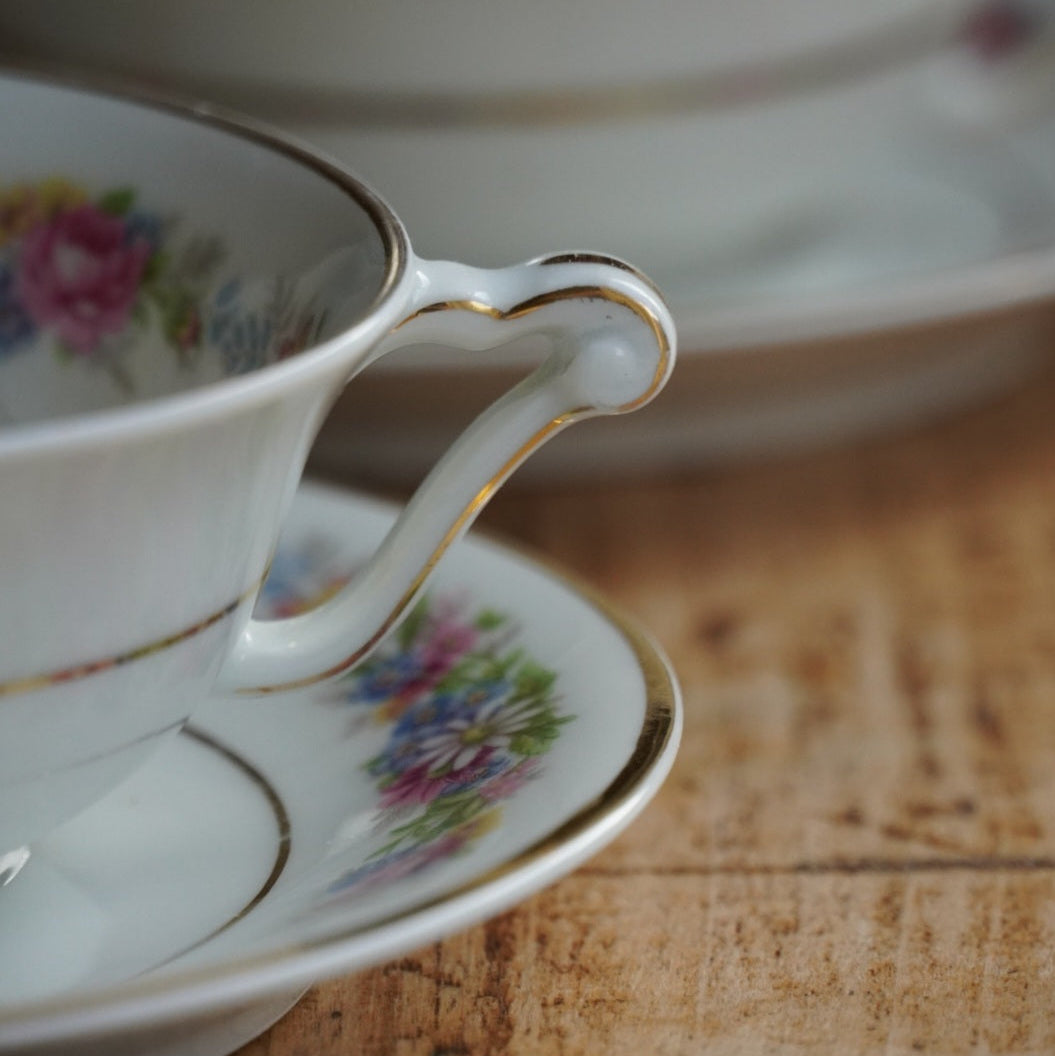 Tête-à-tête de tasses "Secondine" en porcelaine française aux motifs bleutés peints à la main à Chantilly