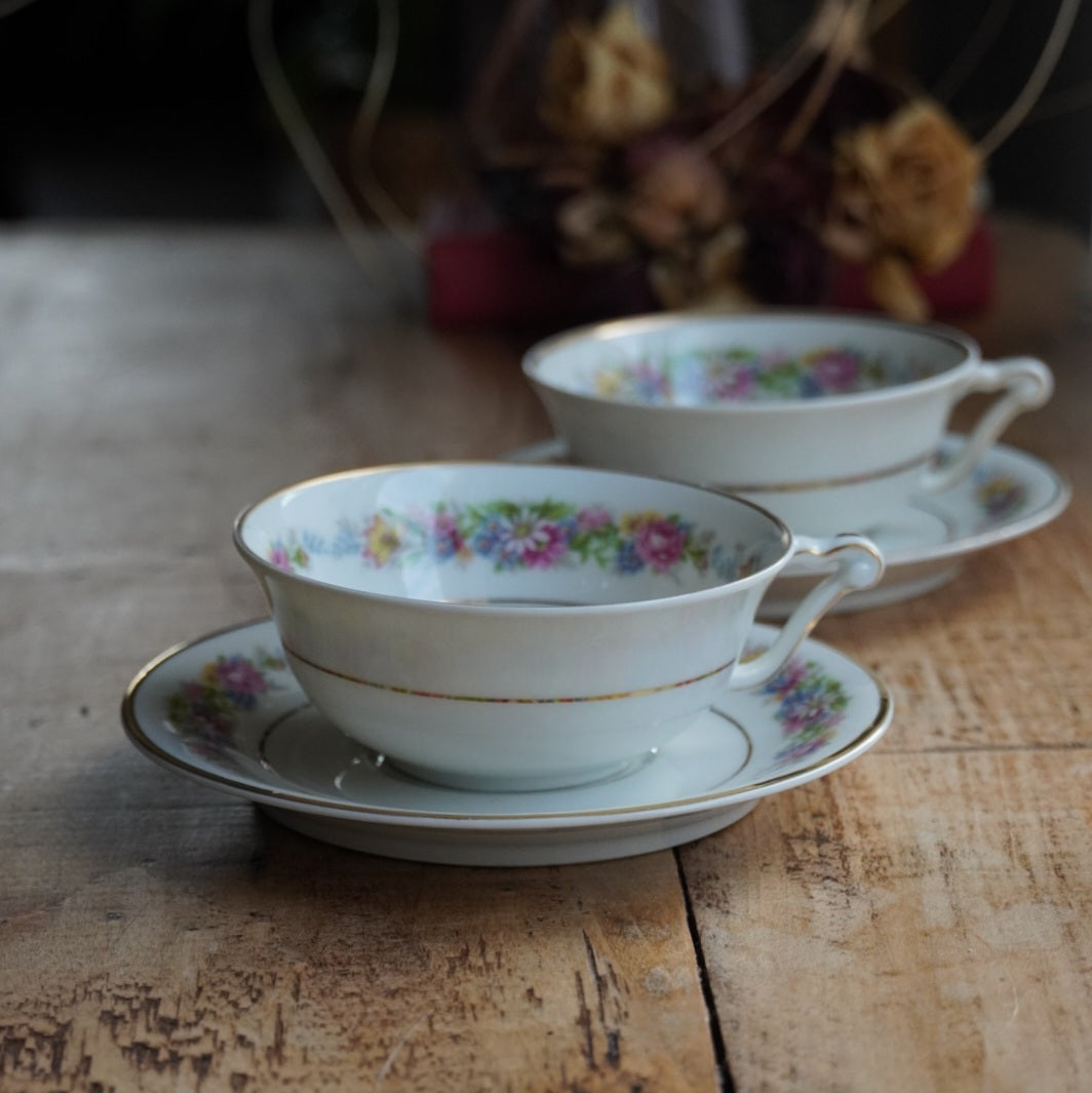 Tête-à-tête de tasses "Secondine" en porcelaine française aux motifs bleutés peints à la main à Chantilly
