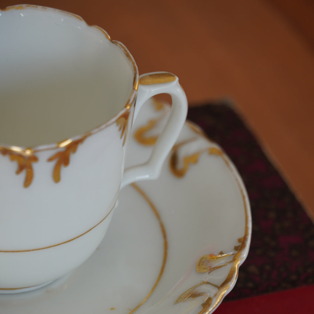 Petite tasse "Anicée" en porcelaine de Paris dorée H.Vignier Fabt 19ième siècle (rare)