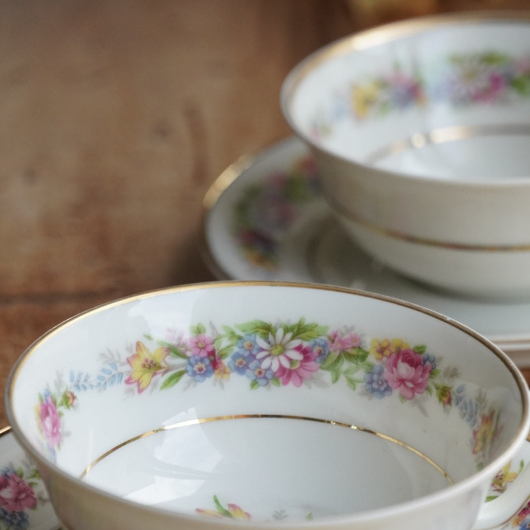 Tête-à-tête de tasses "Secondine" en porcelaine française aux motifs bleutés peints à la main à Chantilly
