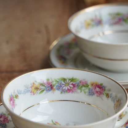 Tête-à-tête de tasses "Secondine" en porcelaine française aux motifs bleutés peints à la main à Chantilly