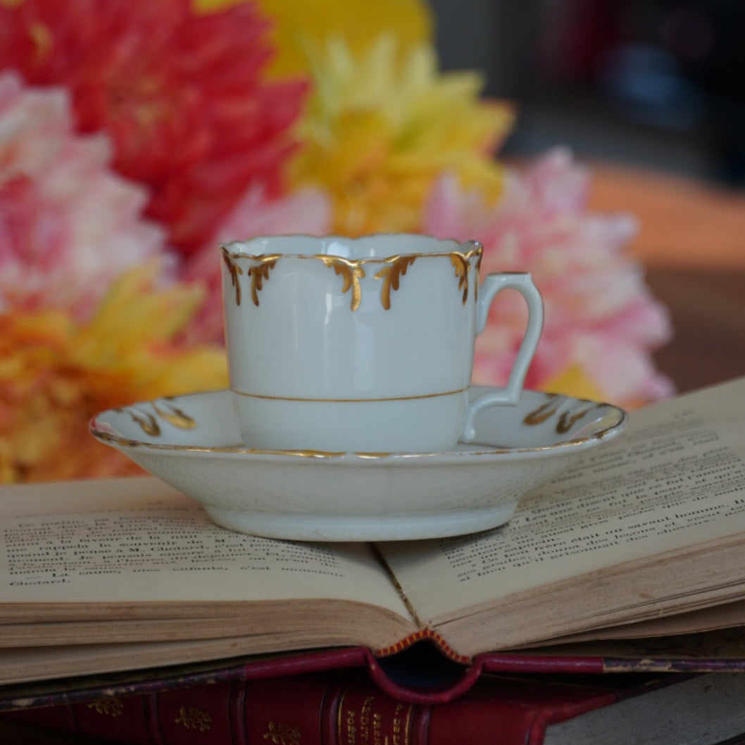 Petite tasse "Anicée" en porcelaine de Paris dorée H.Vignier Fabt 19ième siècle (rare)