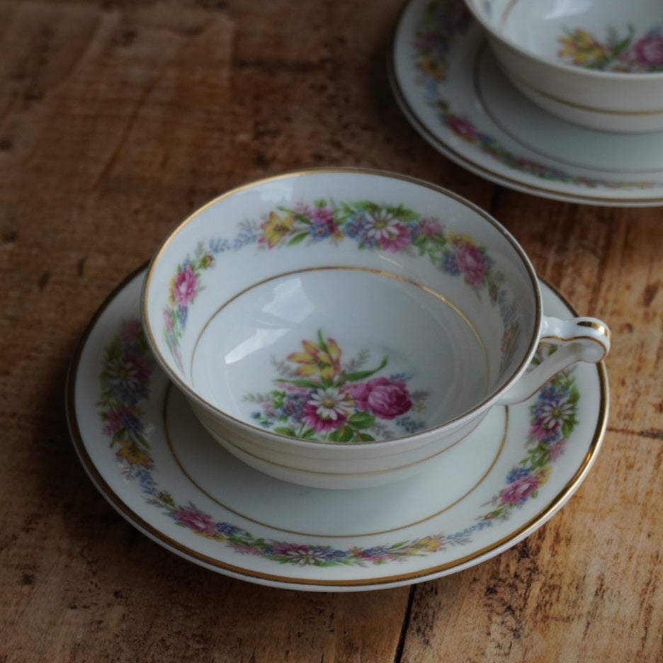 Tête-à-tête de tasses "Secondine" en porcelaine française aux motifs bleutés peints à la main à Chantilly