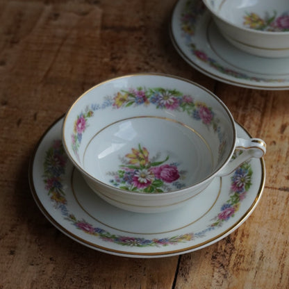 Tête-à-tête de tasses "Secondine" en porcelaine française aux motifs bleutés peints à la main à Chantilly