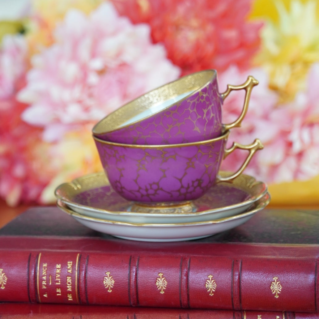 Tête-à-tête de petites tasses "Tilda" en porcelaine allemande écaillée rose foncée et dorée Jlmeneau Graff Von Henneberg