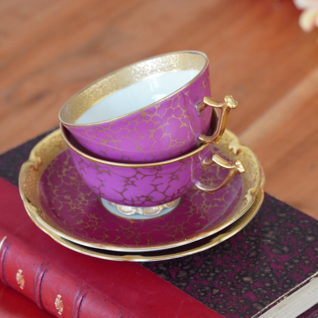 Tête-à-tête de petites tasses "Tilda" en porcelaine allemande écaillée rose foncée et dorée Jlmeneau Graff Von Henneberg
