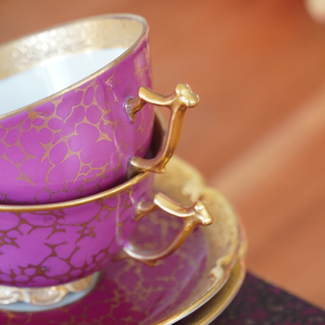 Tête-à-tête de petites tasses "Tilda" en porcelaine allemande écaillée rose foncée et dorée Jlmeneau Graff Von Henneberg