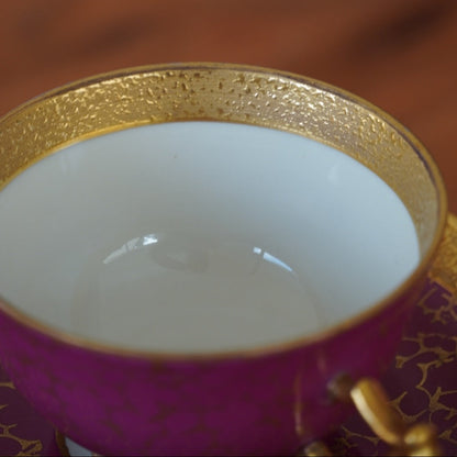 Tête-à-tête de petites tasses "Tilda" en porcelaine allemande écaillée rose foncée et dorée Jlmeneau Graff Von Henneberg
