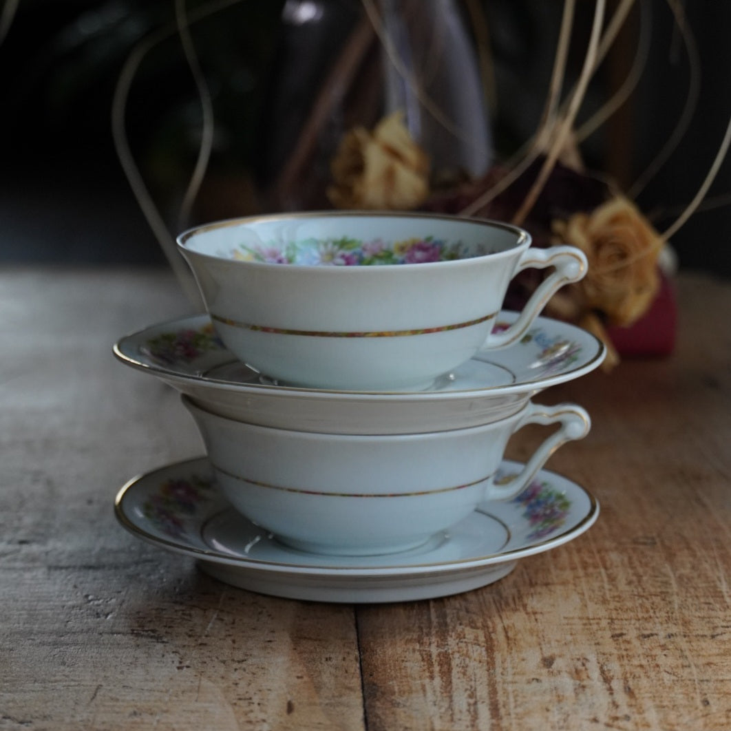 Tête-à-tête de tasses "Secondine" en porcelaine française aux motifs bleutés peints à la main à Chantilly