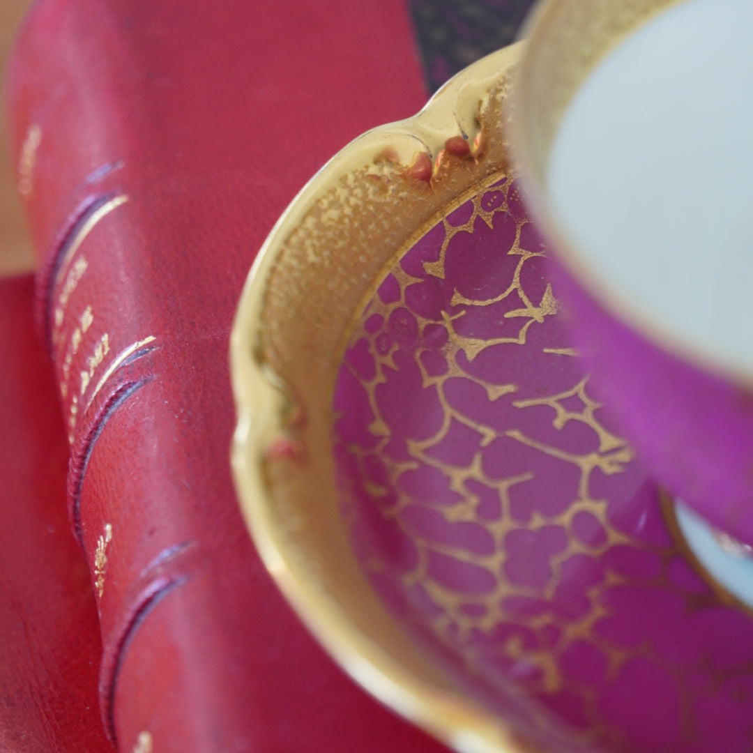 Tête-à-tête de petites tasses "Tilda" en porcelaine allemande écaillée rose foncée et dorée Jlmeneau Graff Von Henneberg