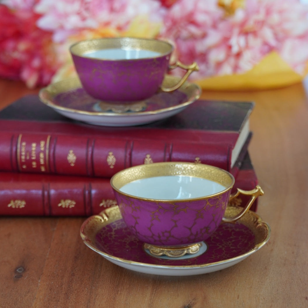 Tête-à-tête de petites tasses "Tilda" en porcelaine allemande écaillée rose foncée et dorée Jlmeneau Graff Von Henneberg