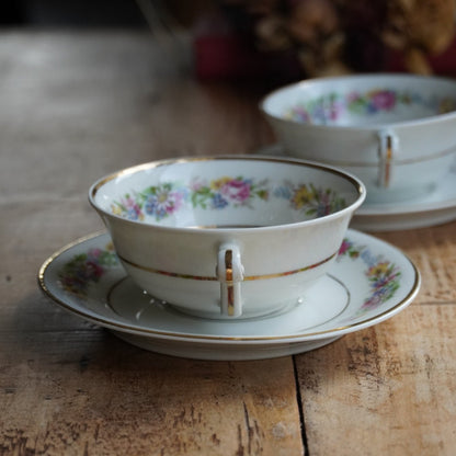 Tête-à-tête de tasses "Secondine" en porcelaine française aux motifs bleutés peints à la main à Chantilly