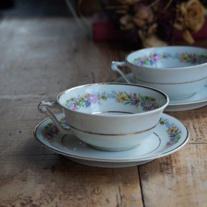 Tête-à-tête de tasses "Secondine" en porcelaine française aux motifs bleutés peints à la main à Chantilly