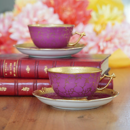 Tête-à-tête de petites tasses "Tilda" en porcelaine allemande écaillée rose foncée et dorée Jlmeneau Graff Von Henneberg