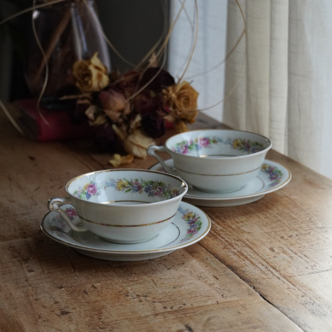 Tête-à-tête de tasses "Secondine" en porcelaine française aux motifs bleutés peints à la main à Chantilly