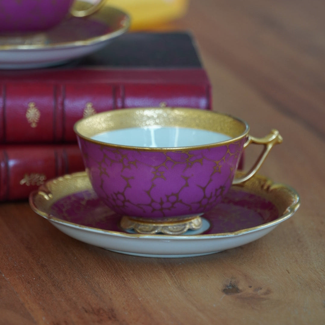 Tête-à-tête de petites tasses "Tilda" en porcelaine allemande écaillée rose foncée et dorée Jlmeneau Graff Von Henneberg