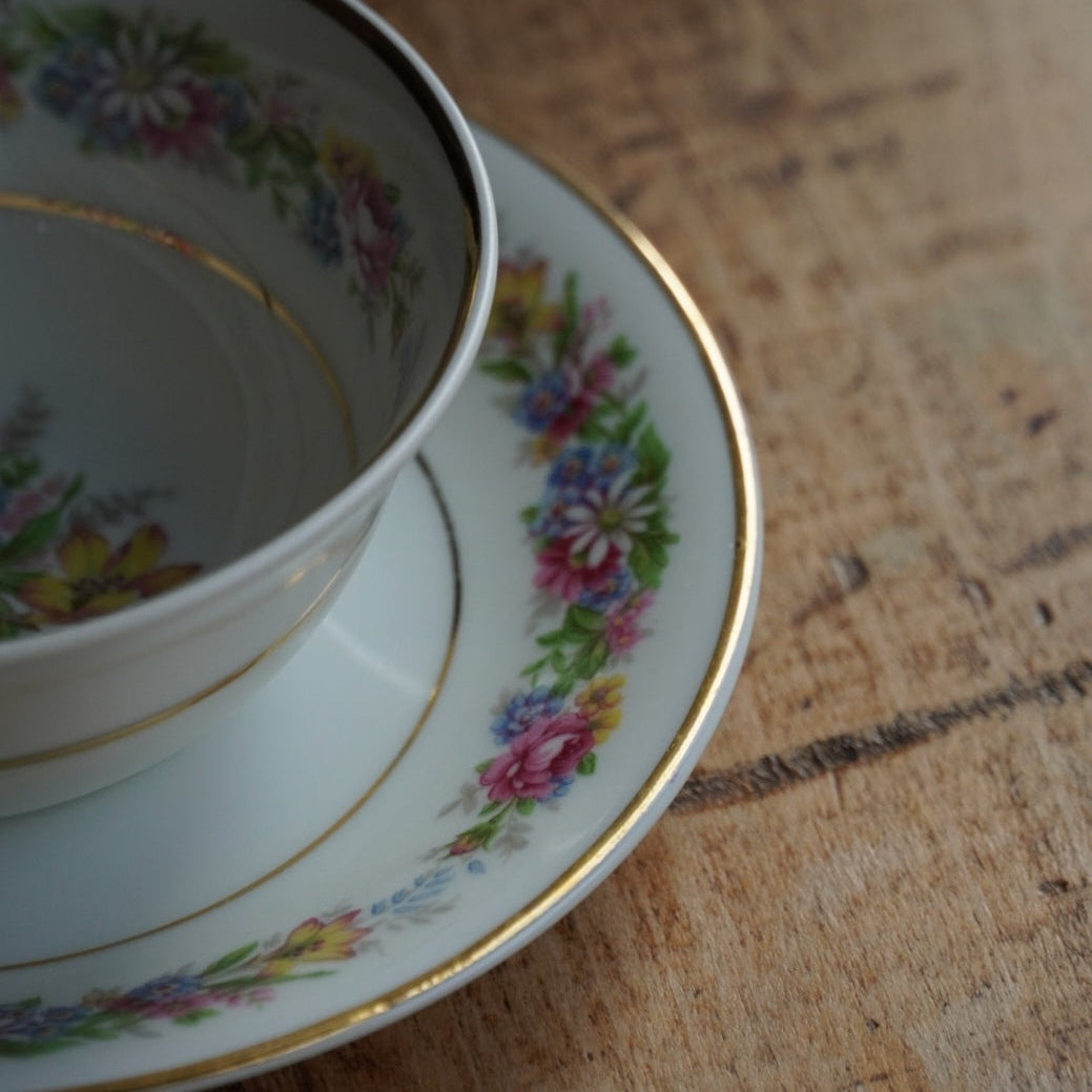 Tête-à-tête de tasses "Secondine" en porcelaine française aux motifs bleutés peints à la main à Chantilly