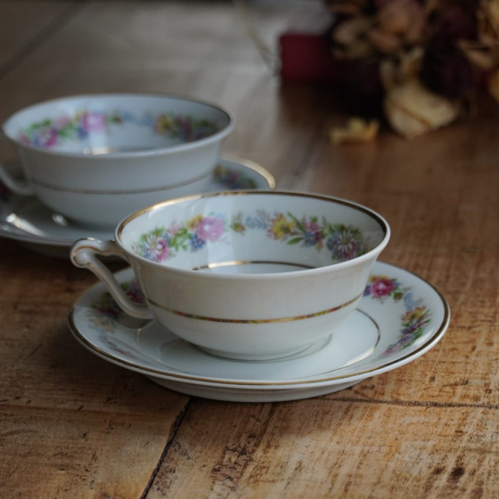 Tête-à-tête de tasses "Secondine" en porcelaine française aux motifs bleutés peints à la main à Chantilly