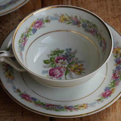 Tête-à-tête de tasses "Secondine" en porcelaine française aux motifs bleutés peints à la main à Chantilly