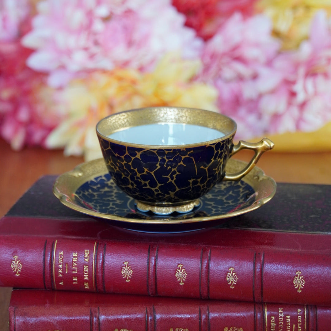 Petite tasse "Tilda" en porcelaine allemande écaillée bleu foncé cobalt et dorée Jlmeneau Graff Von Henneberg