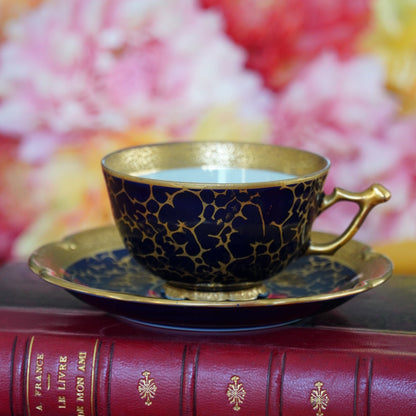 Petite tasse "Tilda" en porcelaine allemande écaillée bleu foncé cobalt et dorée Jlmeneau Graff Von Henneberg