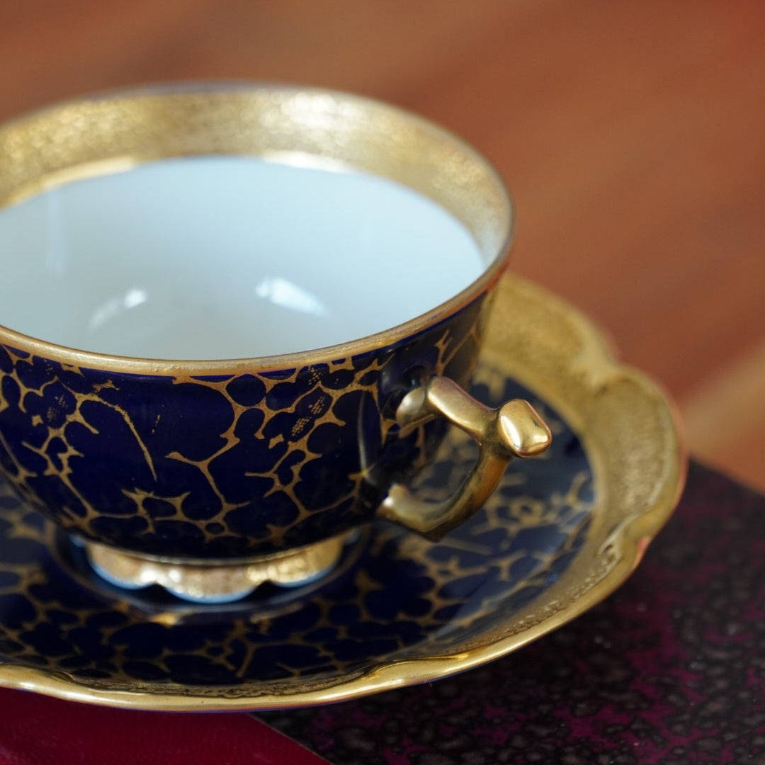 Petite tasse "Tilda" en porcelaine allemande écaillée bleu foncé cobalt et dorée Jlmeneau Graff Von Henneberg