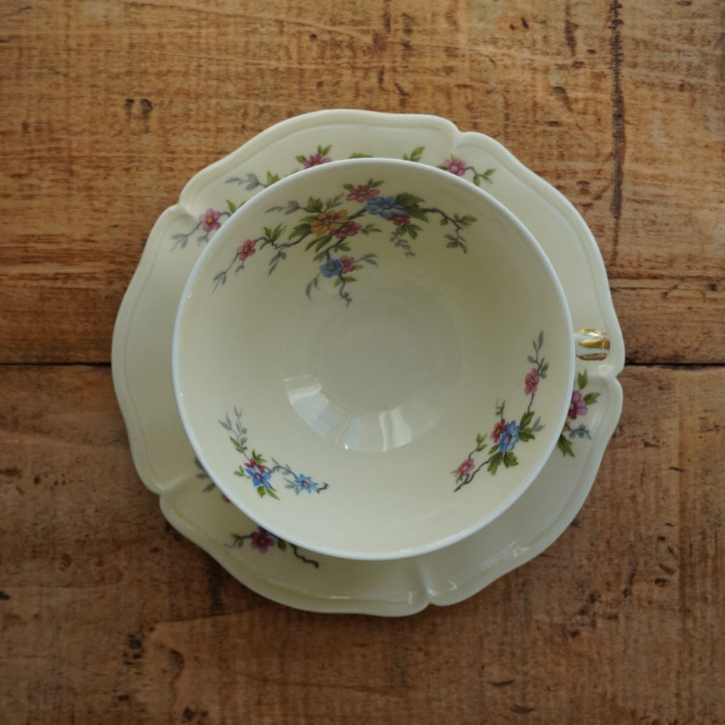 Grande tasse "Lauralice" en porcelaine de Limoges couleur crème, fleurie et dorée Ancienne Fabrique Royale de Limoges
