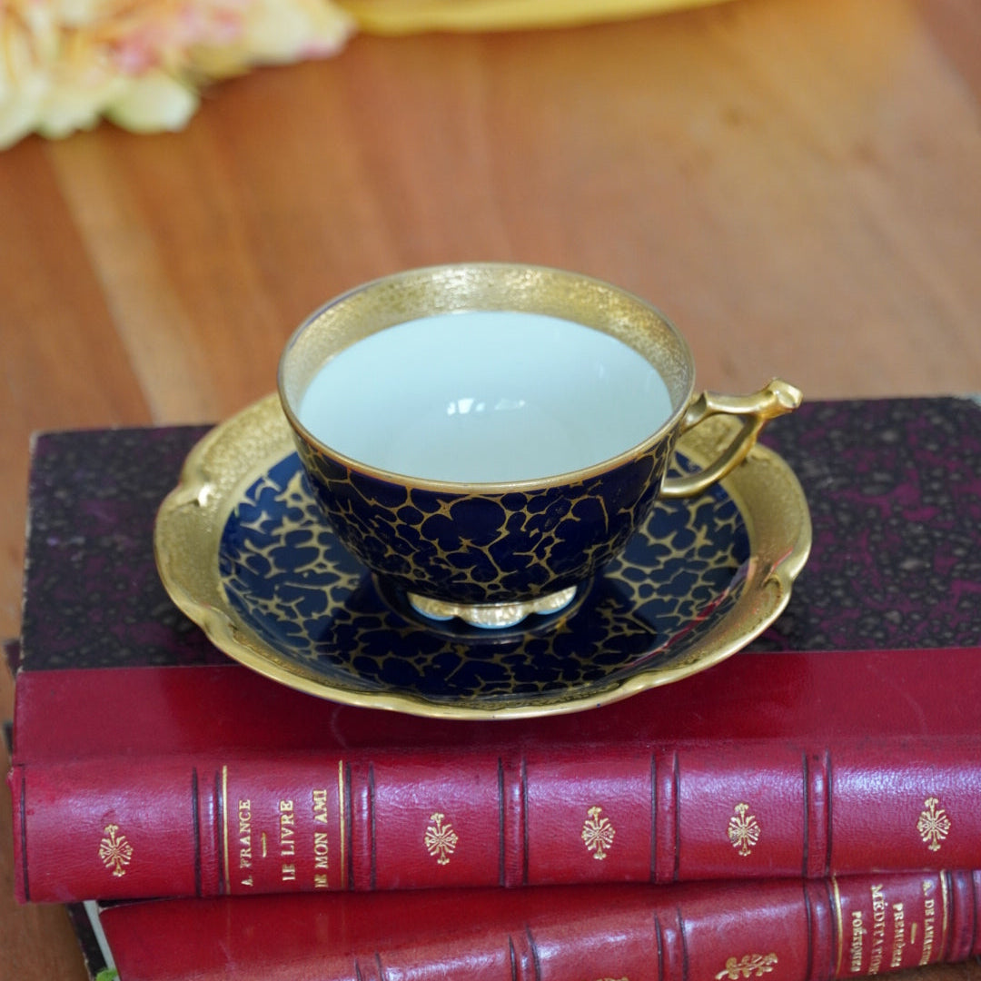 Petite tasse "Tilda" en porcelaine allemande écaillée bleu foncé cobalt et dorée Jlmeneau Graff Von Henneberg