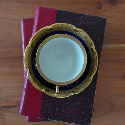 Petite tasse "Tilda" en porcelaine allemande écaillée bleu foncé cobalt et dorée Jlmeneau Graff Von Henneberg