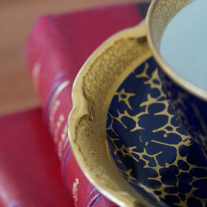 Petite tasse "Tilda" en porcelaine allemande écaillée bleu foncé cobalt et dorée Jlmeneau Graff Von Henneberg