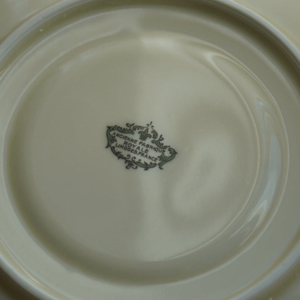 Grande tasse "Lauralice" en porcelaine de Limoges couleur crème, fleurie et dorée Ancienne Fabrique Royale de Limoges