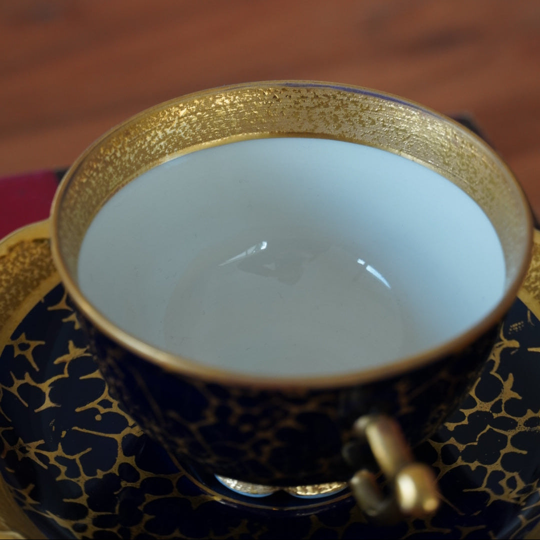 Petite tasse "Tilda" en porcelaine allemande écaillée bleu foncé cobalt et dorée Jlmeneau Graff Von Henneberg