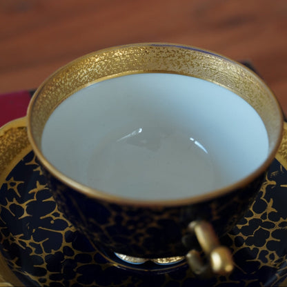 Petite tasse "Tilda" en porcelaine allemande écaillée bleu foncé cobalt et dorée Jlmeneau Graff Von Henneberg