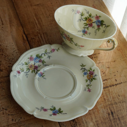 Grande tasse "Lauralice" en porcelaine de Limoges couleur crème, fleurie et dorée Ancienne Fabrique Royale de Limoges